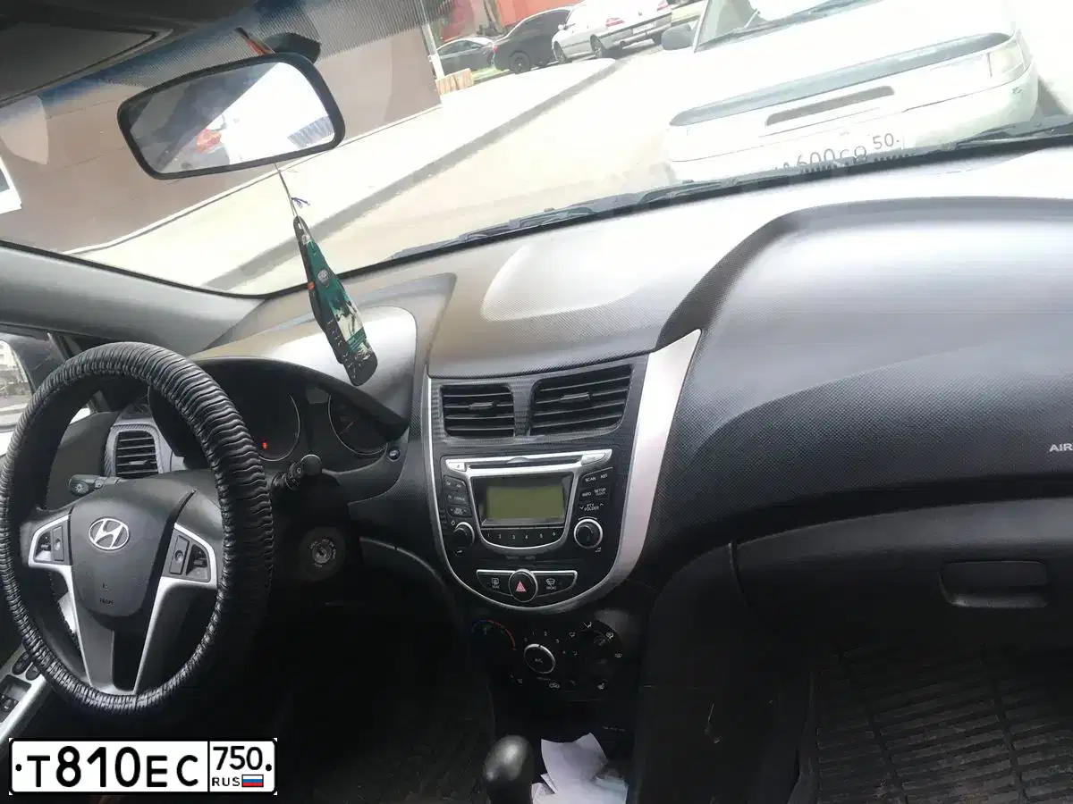 Фото автомобиля HYUNDAI SOLARIS, 2014 — госномер Т810ЕС750. Цвет: ФИОЛЕТОВЫЙ