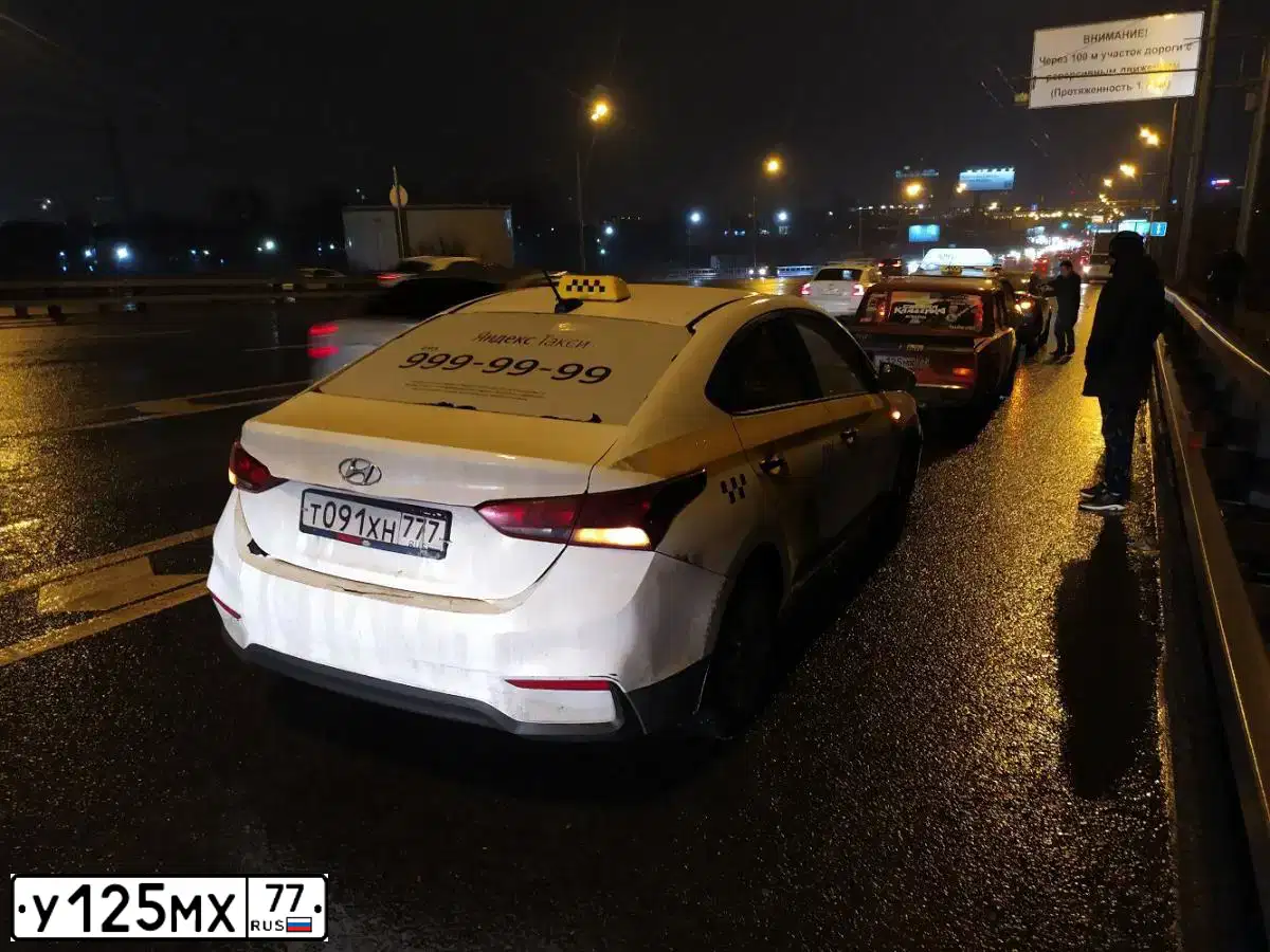 Фото автомобиля LADA 2107, 1995 — госномер У125МХ77. Цвет: Красный