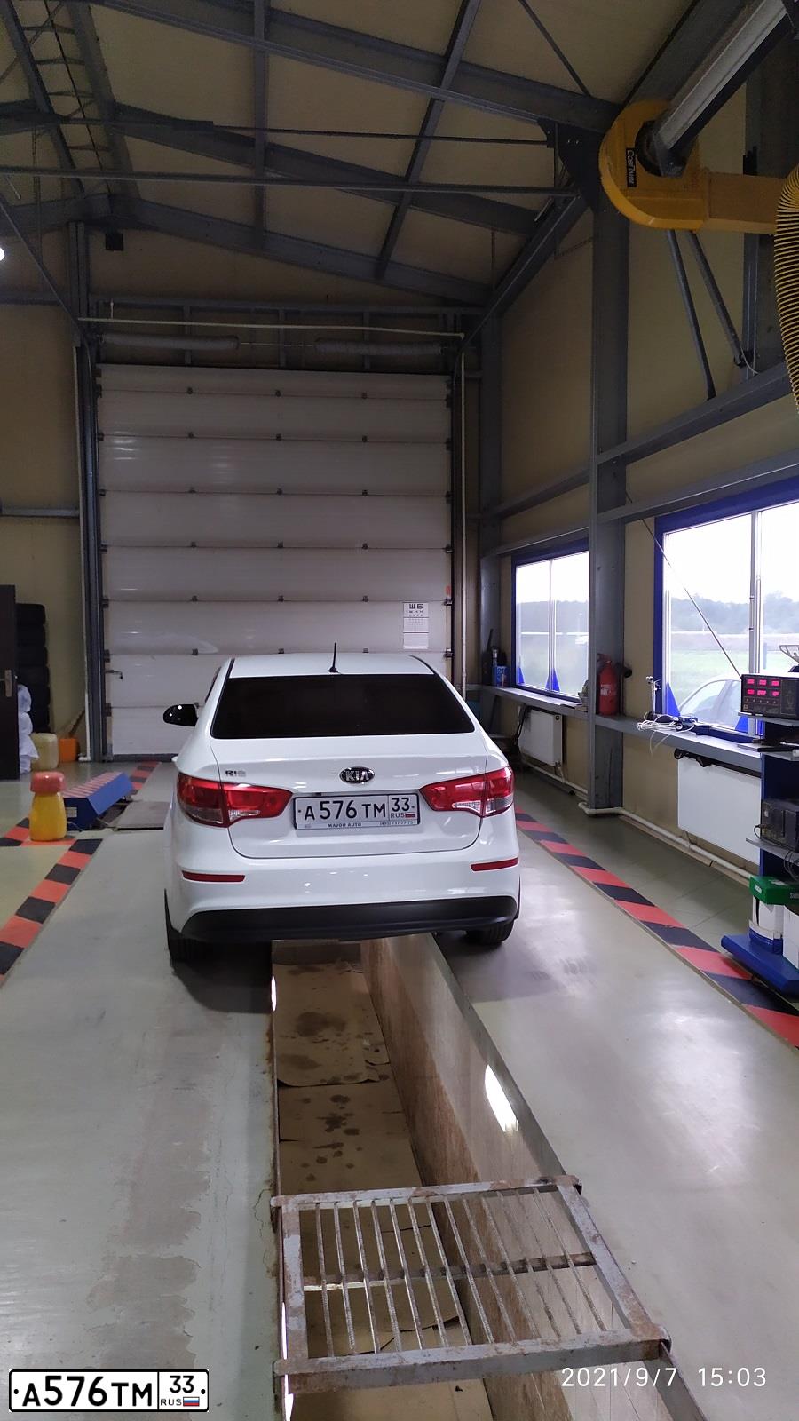 Фото автомобиля KIA RIO, 2016 — госномер А576ТМ33. Цвет: БЕЛЫЙ