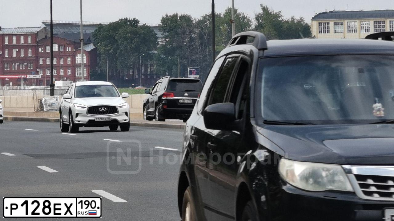 Фото автомобиля MINI MINI, 2010 — госномер О748АХ550. Цвет: КРАСНЫЙ