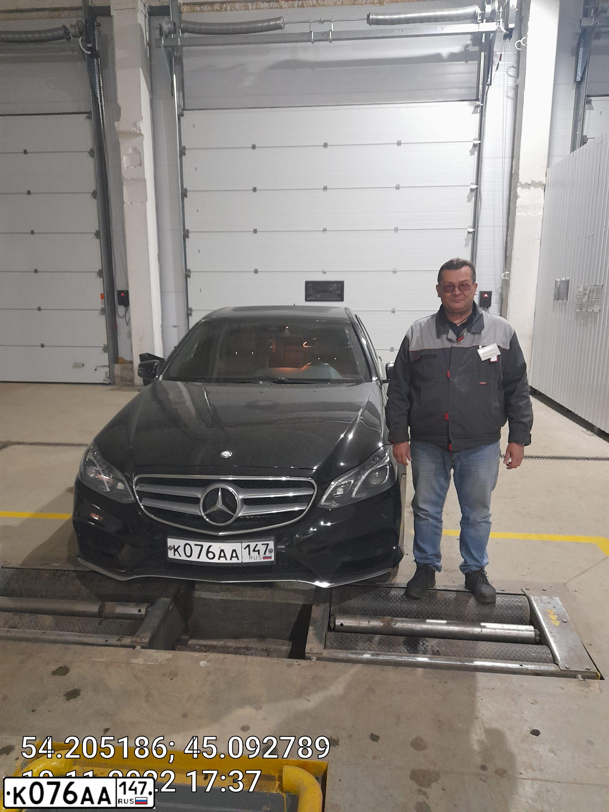 Фото автомобиля MERCEDES E-KLASSE, 2015 — госномер Х888СК47. Цвет: ЧЕРНЫЙ