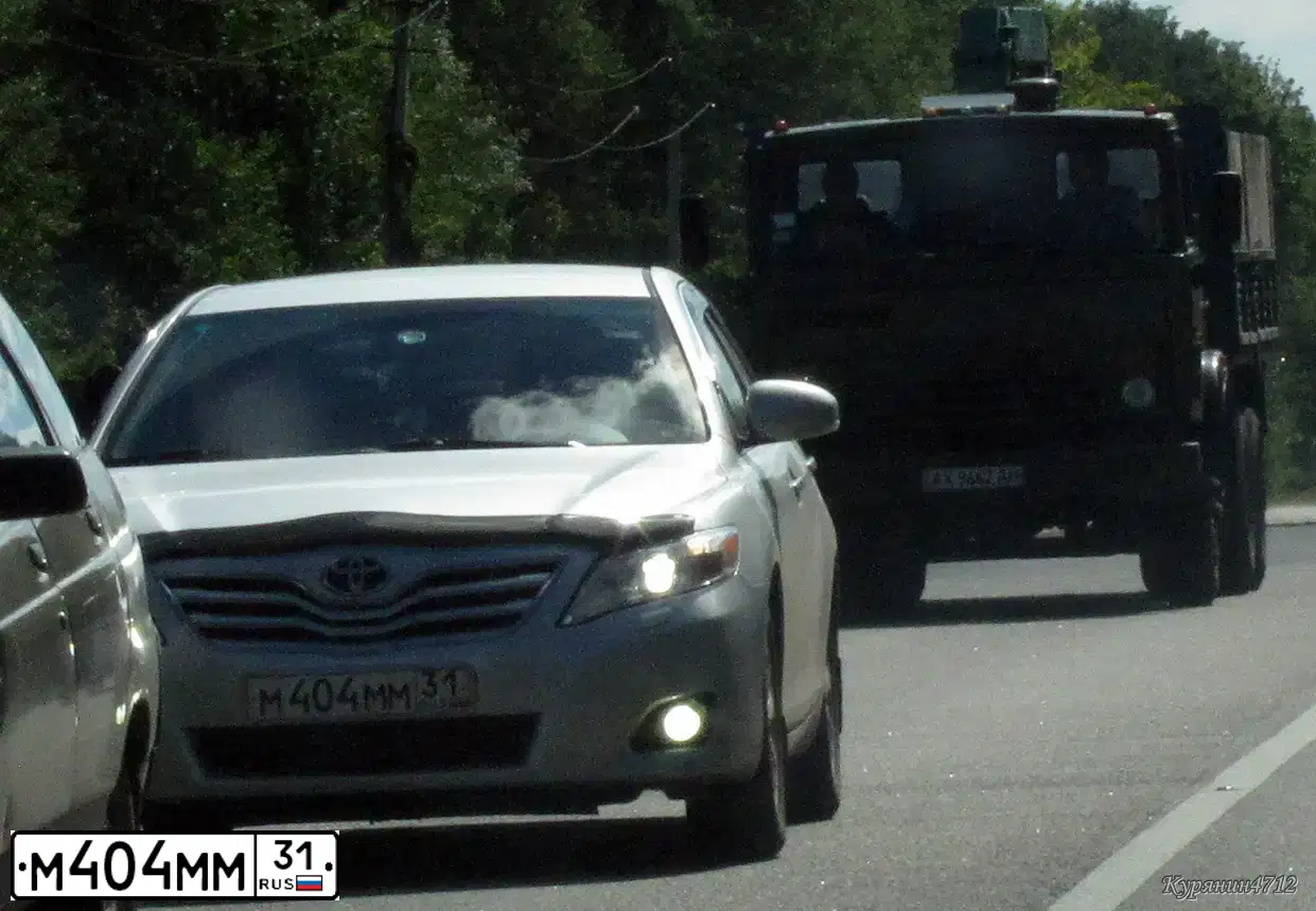 Фото автомобиля TOYOTA CAMRY, 2011 — госномер М404ММ31. Цвет: СЕРЕБРИСТЫЙ
