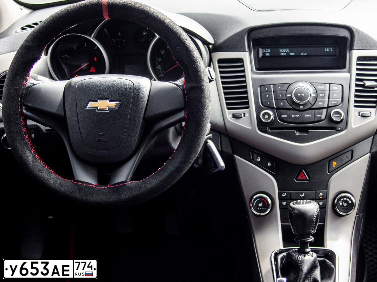 Фото автомобиля CHEVROLET CRUZE, 2012 — госномер У653АЕ774. Цвет: Белый