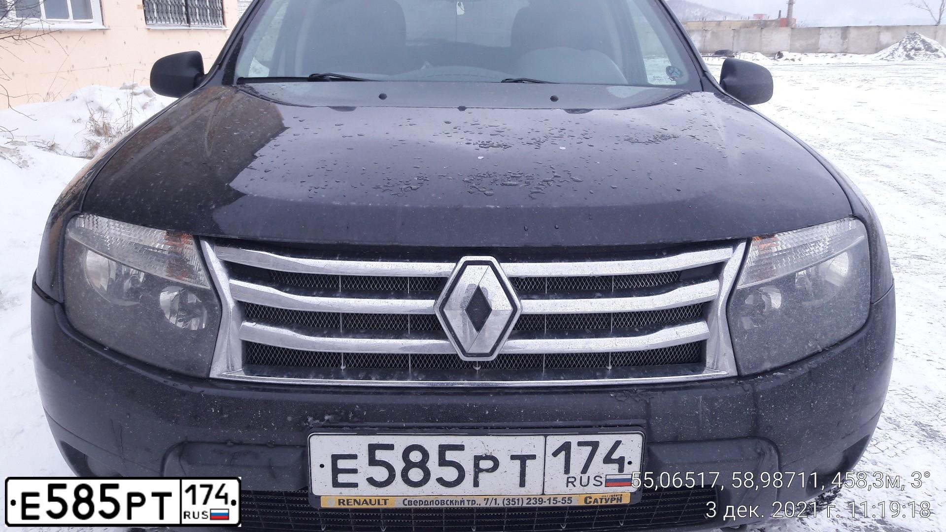 Фото автомобиля RENAULT DUSTER, 2012 — госномер Е585РТ174. Цвет: ЧЕРНЫЙ