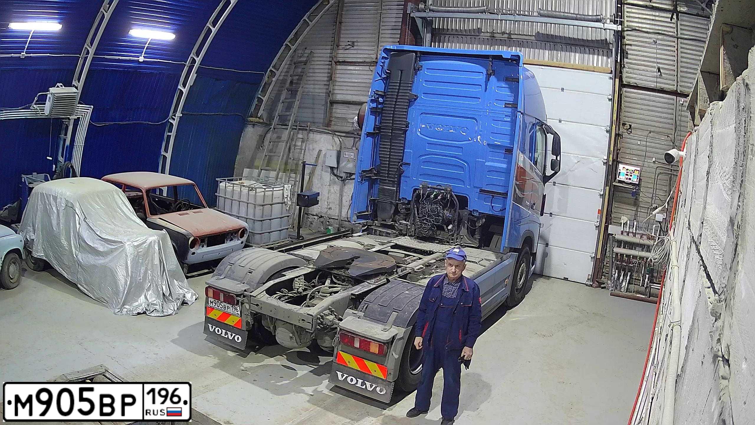 Фото автомобиля VOLVO O SERIE FH 4X2, 2019 — госномер М905ВР196. Цвет: синий