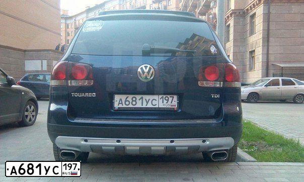 Фото автомобиля VOLKSWAGEN TOUAREG, 2005 — госномер А681УС197. Цвет: СИНИЙ ТЕМНЫЙ