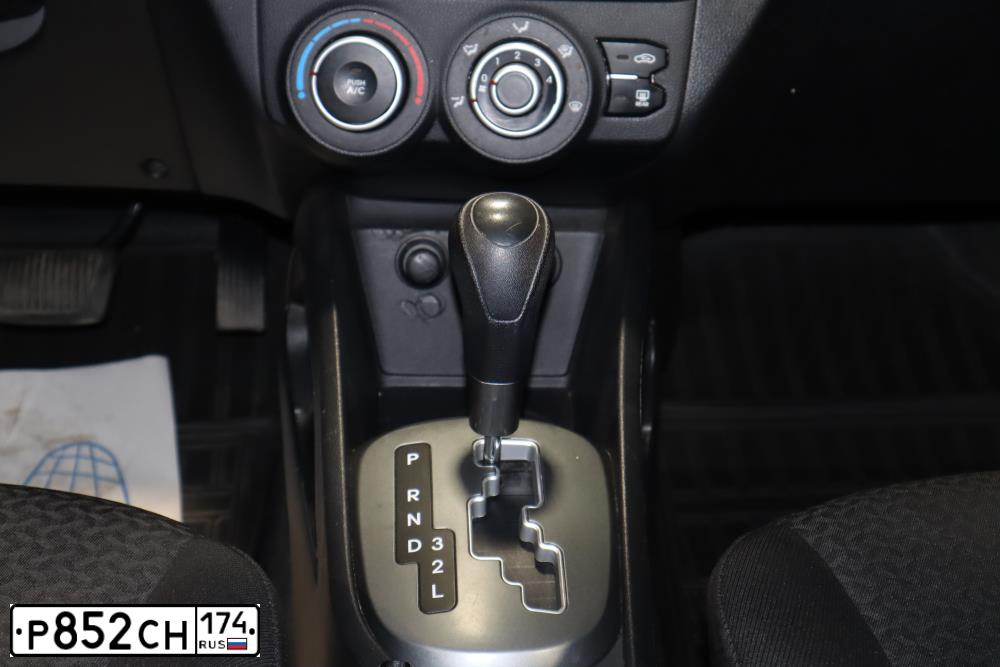 Фото автомобиля KIA RIO, 2014 — госномер Р852СН174. Цвет: БЕЖЕВЫЙ