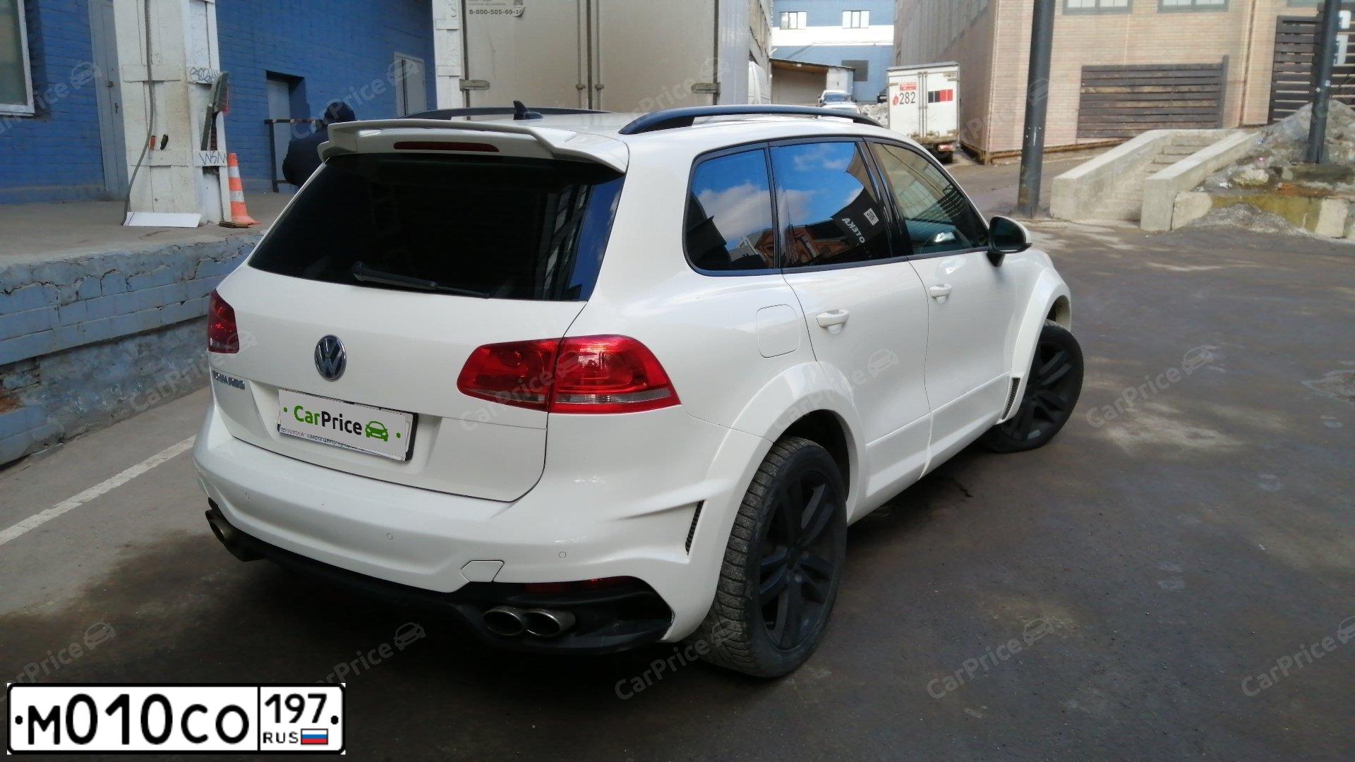 Фото автомобиля VOLKSWAGEN TOUAREG, 2011 — госномер К512ОВ53. Цвет: Белый