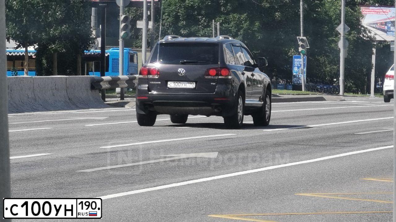 Фото автомобиля VOLKSWAGEN TOUAREG, 2009 — госномер Т648ТО797. Цвет: ЧЕРНО-СЕРЫЙ