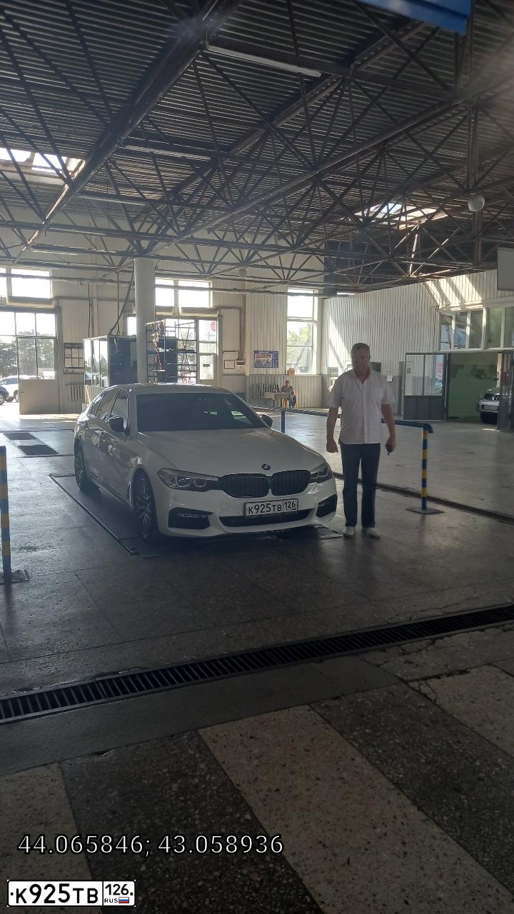 Фото автомобиля BMW SERIE 5, 2017 — госномер К026РР126. Цвет: Белый