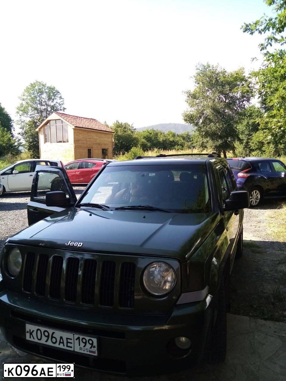 Фото автомобиля JEEP P LIBERTY, 2007 — госномер К096АЕ199. Цвет: ЗЕЛЕНЫЙ