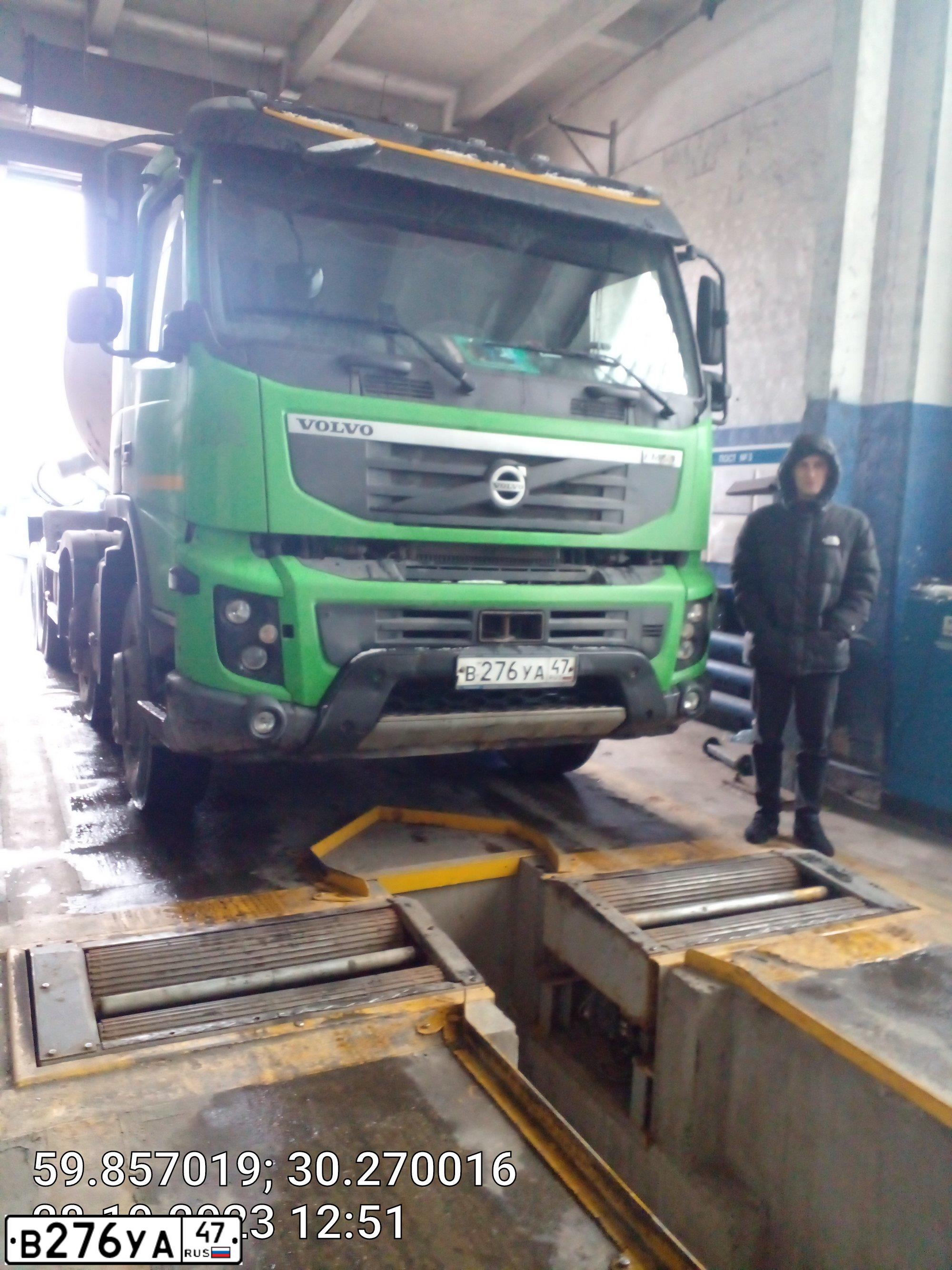 Фото автомобиля VOLVO SERIE FM /8X4/, 2013 — госномер В276УА47. Цвет: ЗЕЛЕНЫЙ