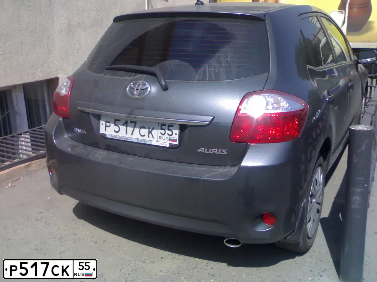 Фото автомобиля TOYOTA AURIS, 2011 — госномер Р517СК55. Цвет: СЕРЫЙ