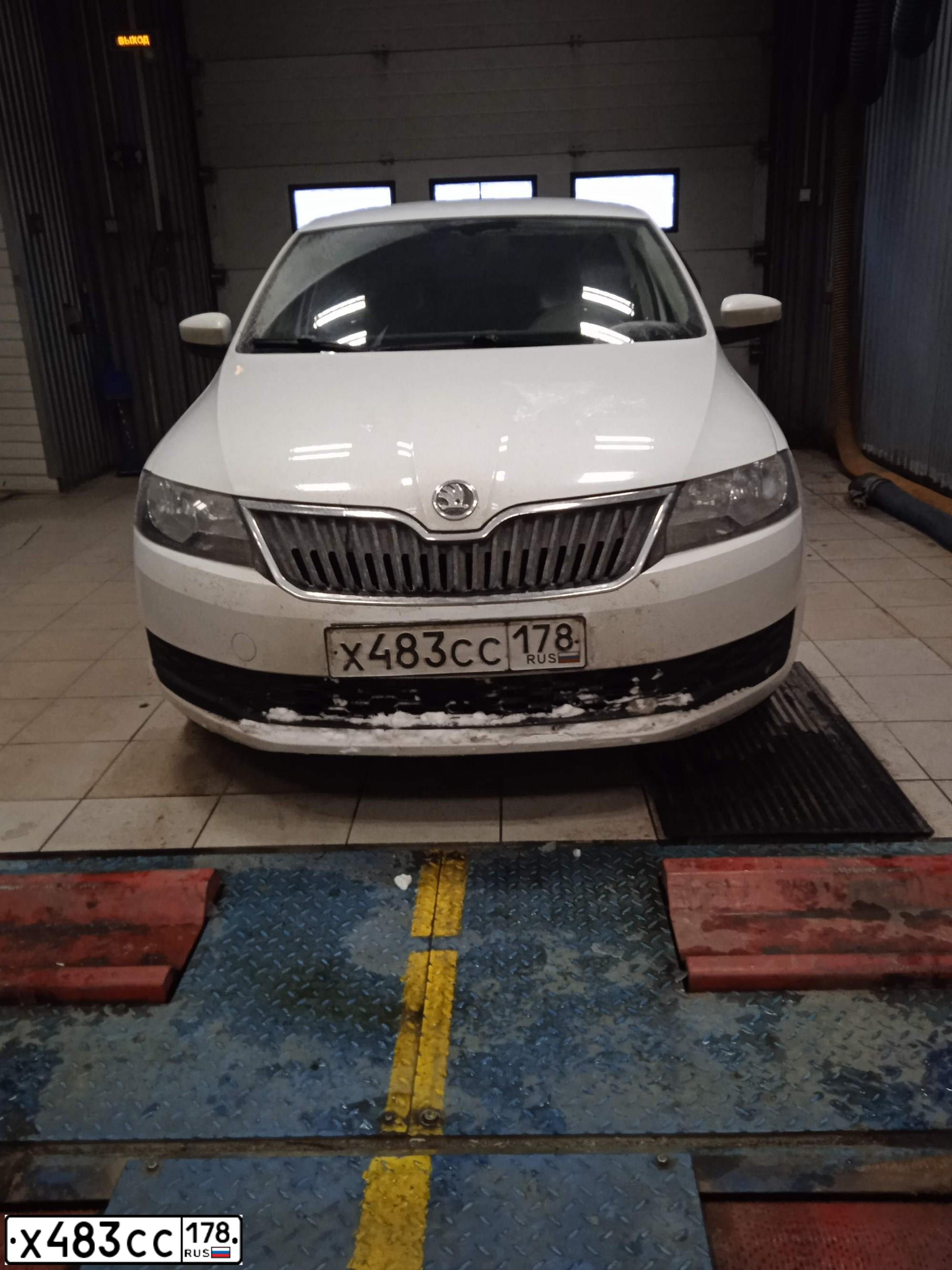 Фото автомобиля SKODA RAPID, 2017 — госномер Х483СС178. Цвет: БЕЛЫЙ