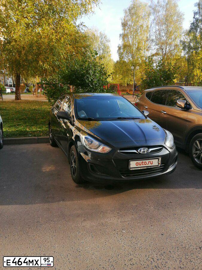 Фото автомобиля HYUNDAI SOLARIS, 2014 — госномер Е464МХ95. Цвет: ЧЕРНЫЙ