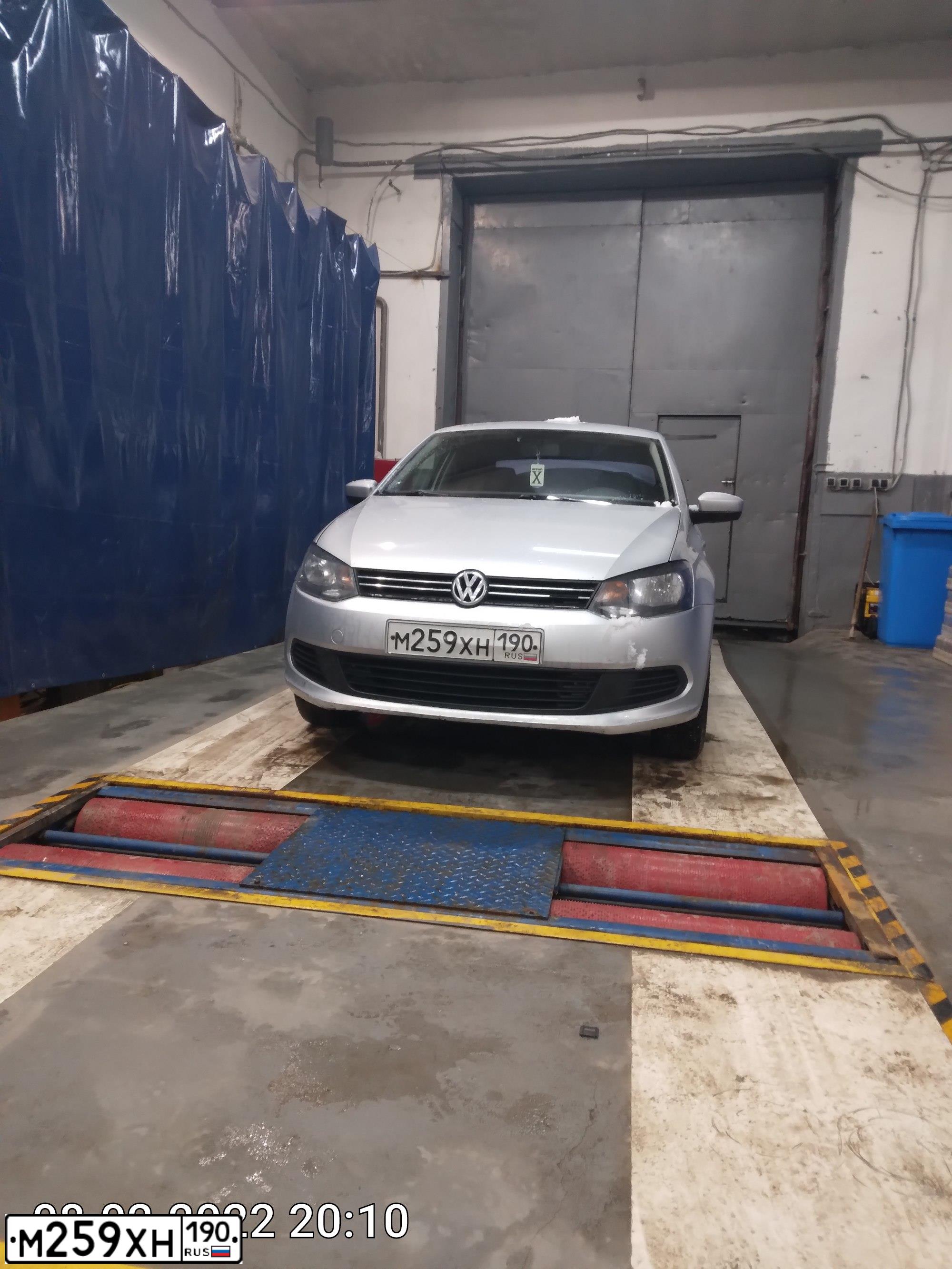 Фото автомобиля VOLKSWAGEN POLO, 2012 — госномер Х475УР799. Цвет: СЕРЫЙ