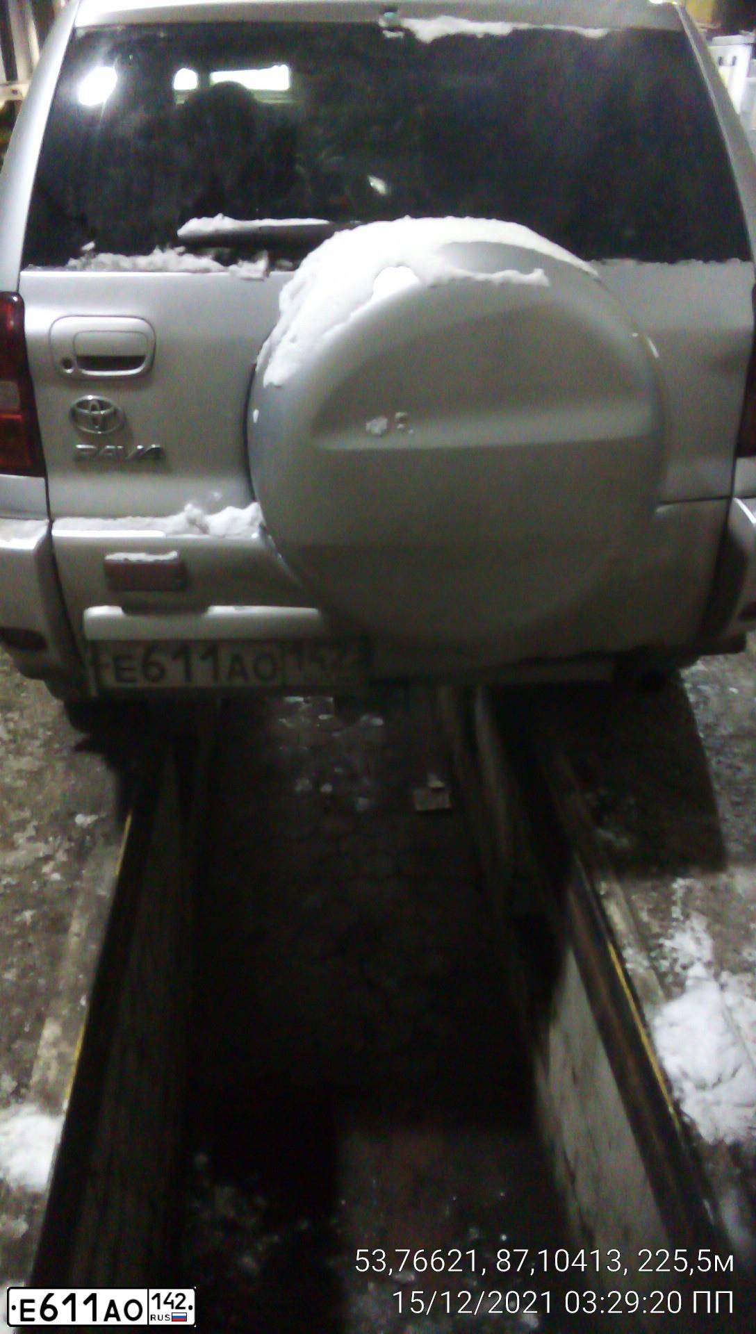 Фото автомобиля TOYOTA RAV4, 2005 — госномер С788НО142. Цвет: СЕРЕБРИСТЫЙ