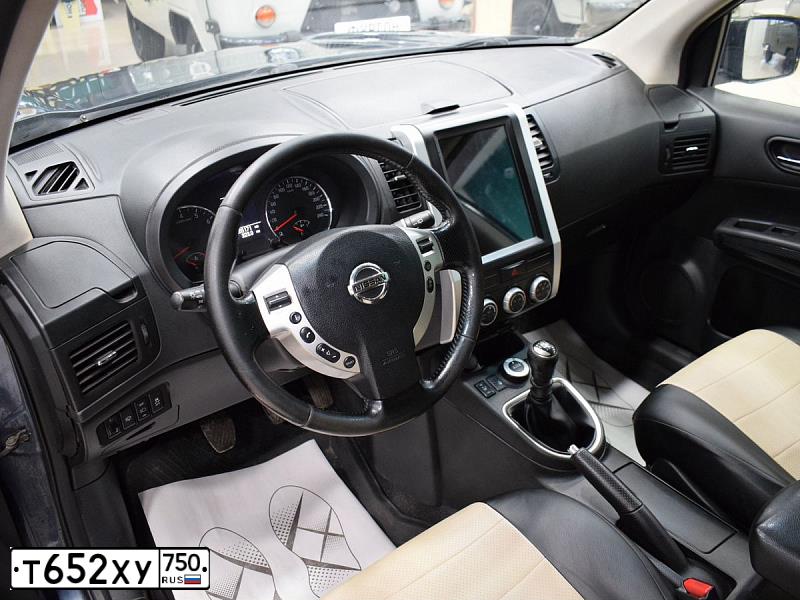 Фото автомобиля NISSAN X-TRAIL, 2013 — госномер Т652ХУ750. Цвет: СЕРО-СИНИЙ