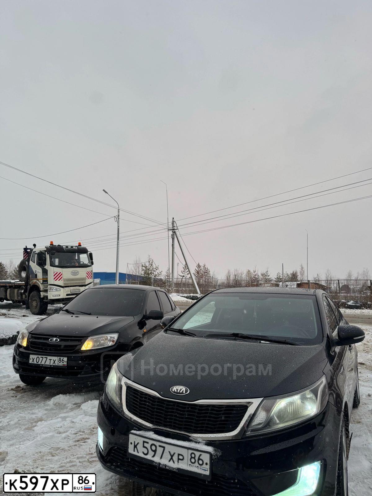 Фото автомобиля KIA RIO, 2013 — госномер К597ХР86. Цвет: ЧЕРНЫЙ