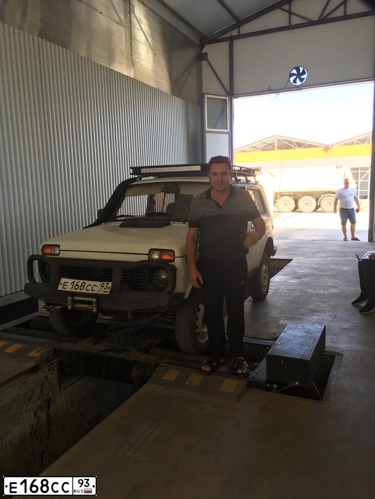 Фото автомобиля LADA 2121 NIVA, 2002 — госномер Е445УЕ23. Цвет: Белый