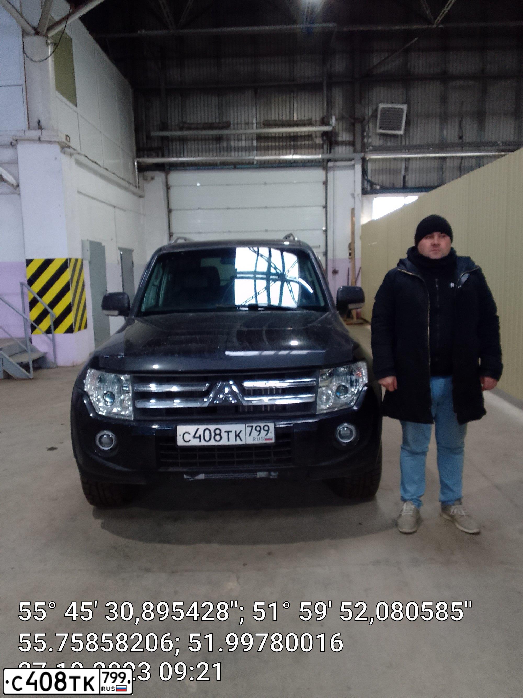Фото автомобиля MITSUBISHI PAJERO, 2008 — госномер О151РВ190. Цвет: ЧЕРНЫЙ