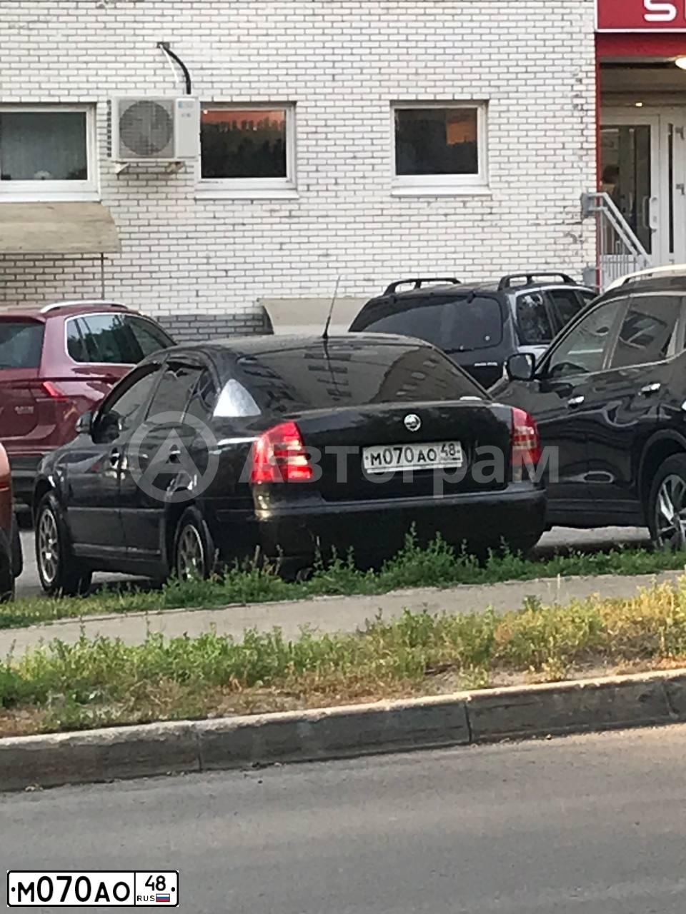 Фото автомобиля SKODA OCTAVIA, 2008 — госномер М070АО48. Цвет: ЧЕРНЫЙ