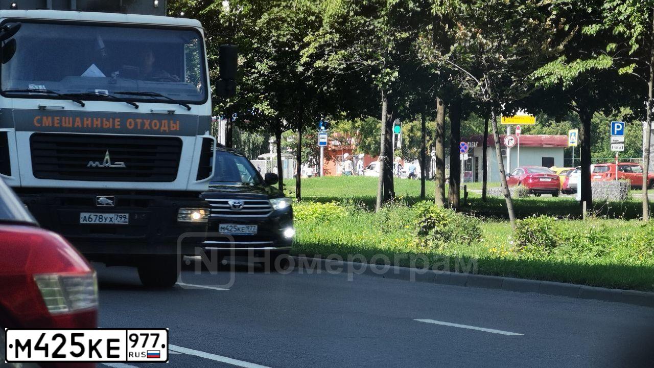 Фото автомобиля TOYOTA HIGHLANDER, 2012 — госномер М425КЕ977. Цвет: ЧЕРНЫЙ