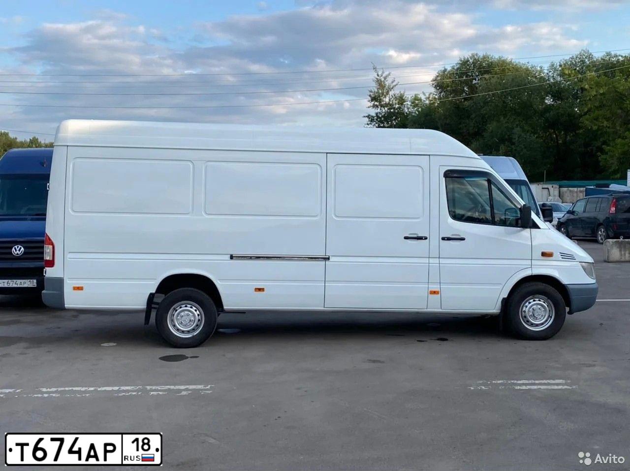 Фото автомобиля VOLKSWAGEN CRAFTER, 2013 — госномер Т674АР18. Цвет: ТЕМНО-СИНИЙ