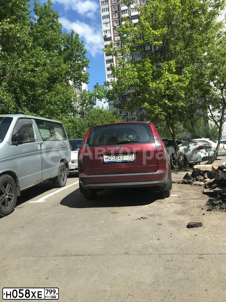 Фото автомобиля FORD FOCUS, 2007 — госномер В827НТ150. Цвет: ВИШНЕВЫЙ