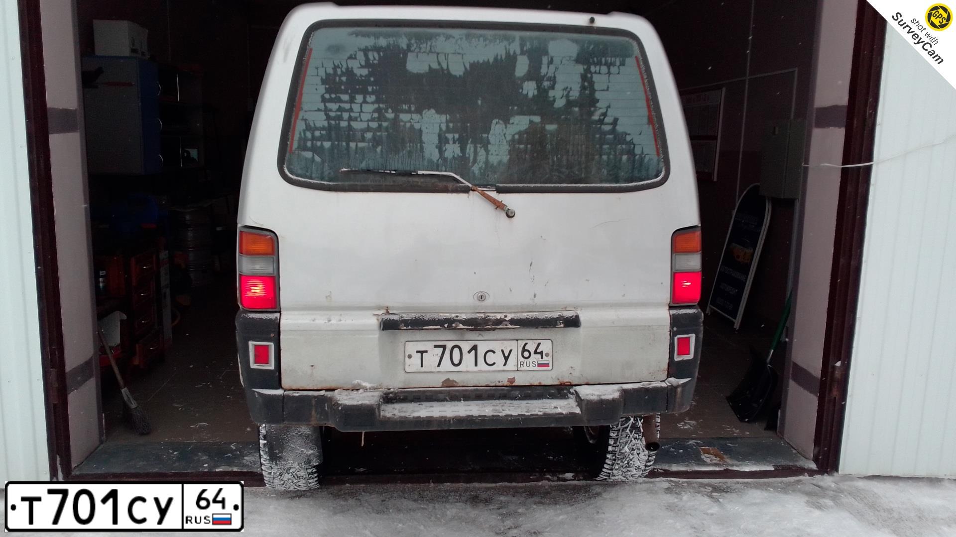 Фото автомобиля MITSUBISHI L 300, 1990 — госномер Т701СУ64. Цвет: СЕРЫЙ
