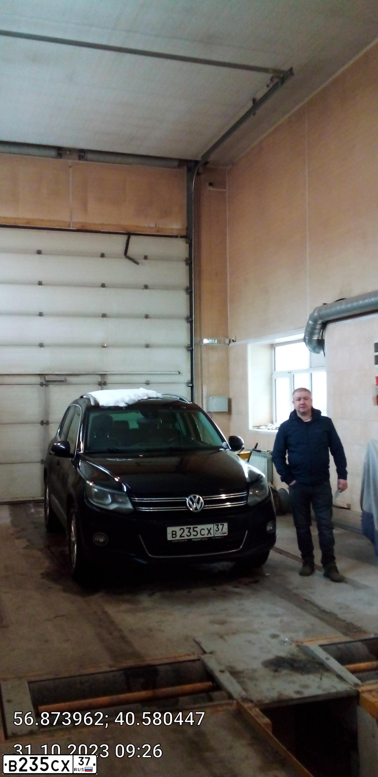 Фото автомобиля VOLKSWAGEN TIGUAN, 2013 — госномер В554СО37. Цвет: ЧЕРНЫЙ
