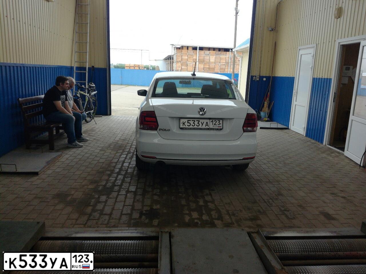 Фото автомобиля VOLKSWAGEN POLO, 2017 — госномер К533УА123. Цвет: БЕЛЫЙ