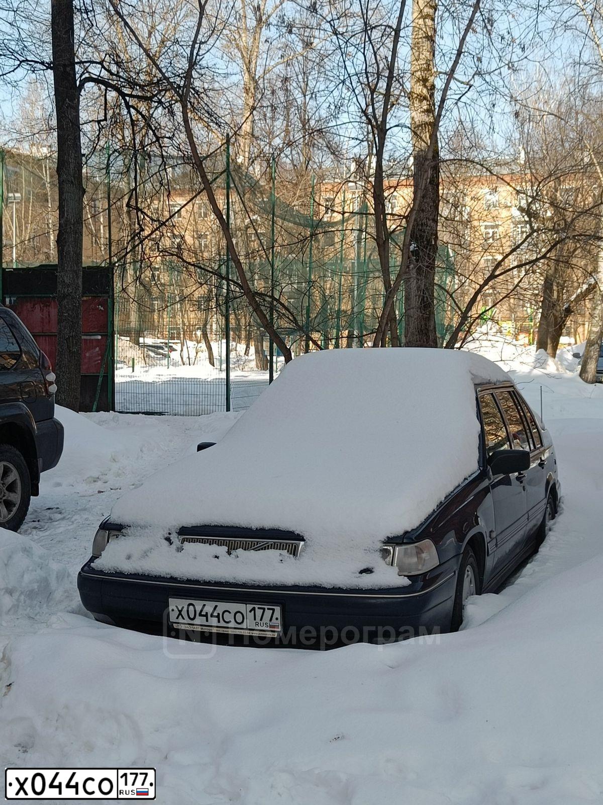 Фото автомобиля VOLVO S90, 1997 — госномер Х044СО177. Цвет: СИНИЙ