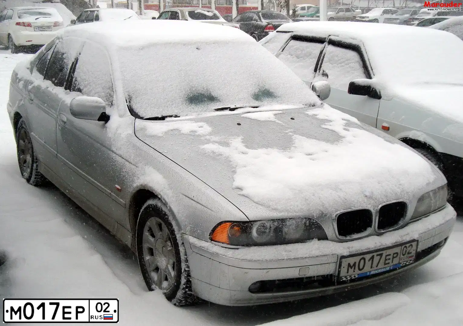 Фото автомобиля BMW SERIE 5, 2003 — госномер М017ЕР02. Цвет: БЕЛЫЙ (СЕРЕБРИСТЫЙ)