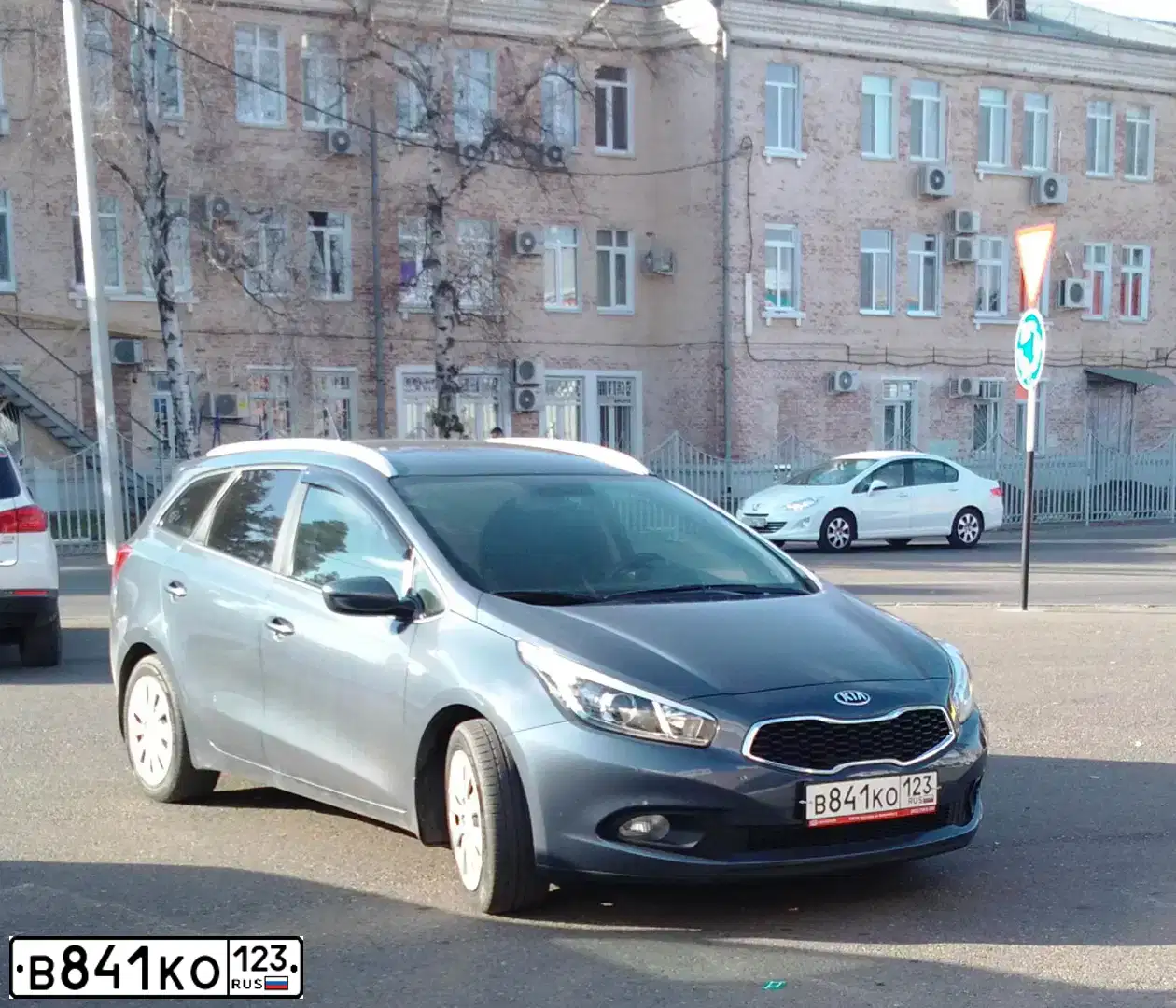 Фото автомобиля KIA CEE'D, 2012 — госномер В841КО123. Цвет: СИНИЙ
