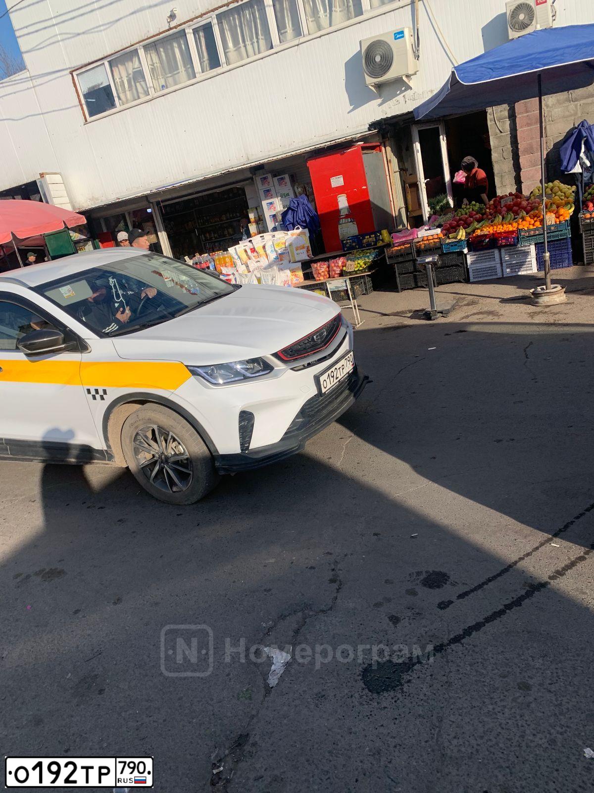 Фото автомобиля GEELY COOLRAY DА41КЕ5, 2023 — госномер О192ТР790. Цвет: БЕЛЫЙ-ЖЕЛТЫЙ-СЕРЫЙ
