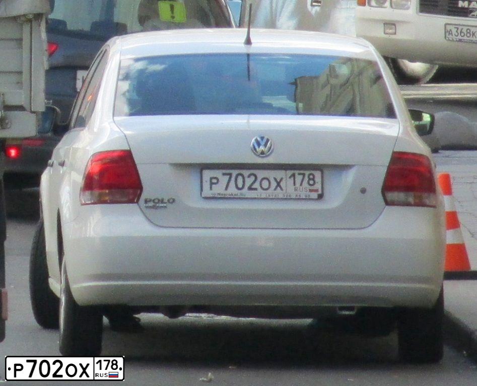Фото автомобиля VOLKSWAGEN POLO, 2014 — госномер Р702ОХ178. Цвет: Белый