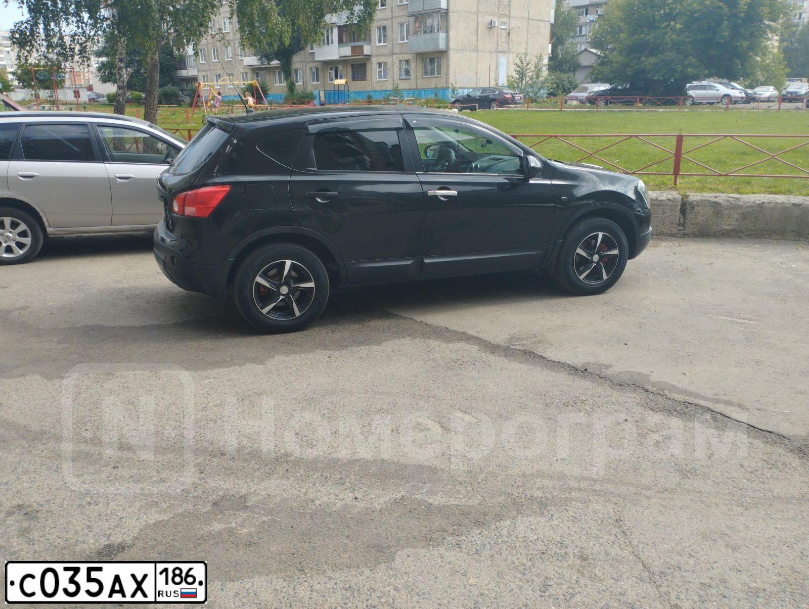 Фото автомобиля NISSAN QASHQAI, 2009 — госномер С035АХ186. Цвет: ЧЕРНЫЙ