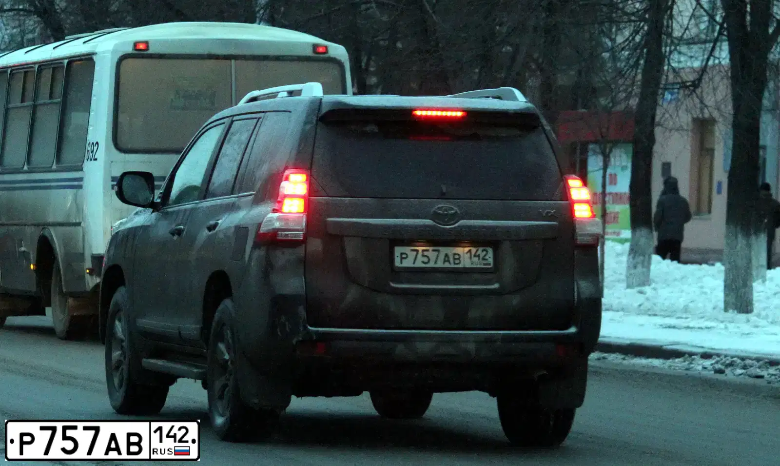 Фото автомобиля TOYOTA LANDCRUISER, 2013 — госномер Р757АВ142. Цвет: ЧЕРНЫЙ