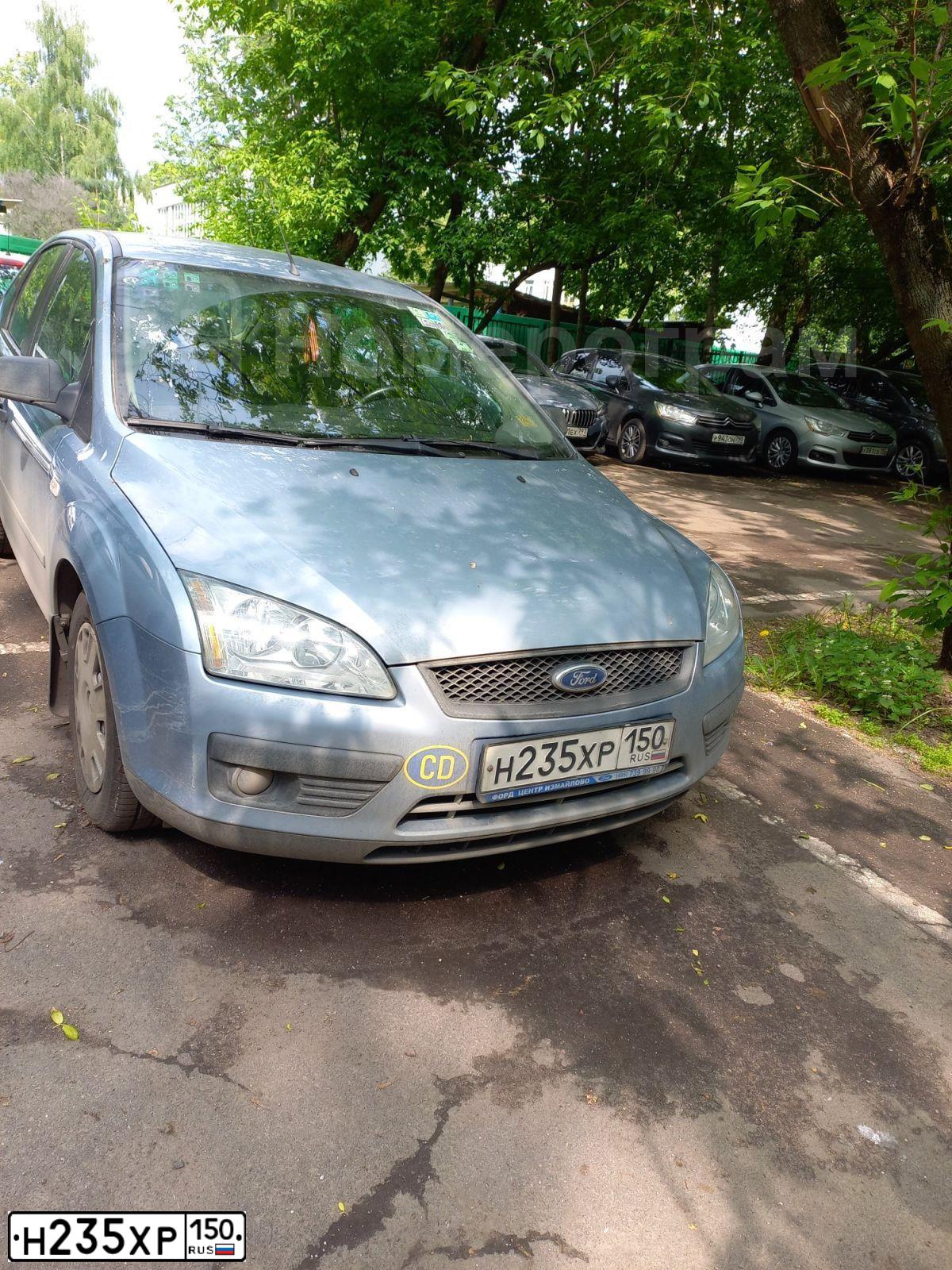 Фото автомобиля FORD FOCUS, 2006 — госномер Н235ХР150. Цвет: СЕРЫЙ