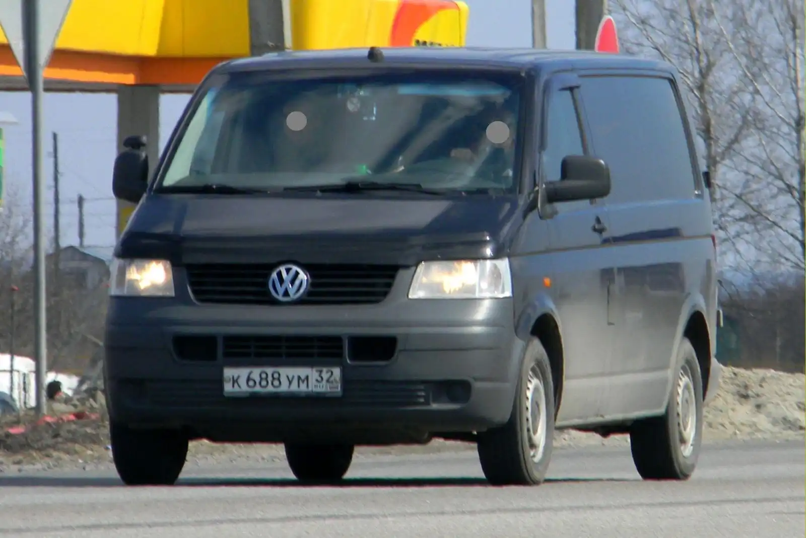 Фото автомобиля VOLKSWAGEN TRANSPORTER, 2006 — госномер К898МС21. Цвет: ЧЕРНЫЙ