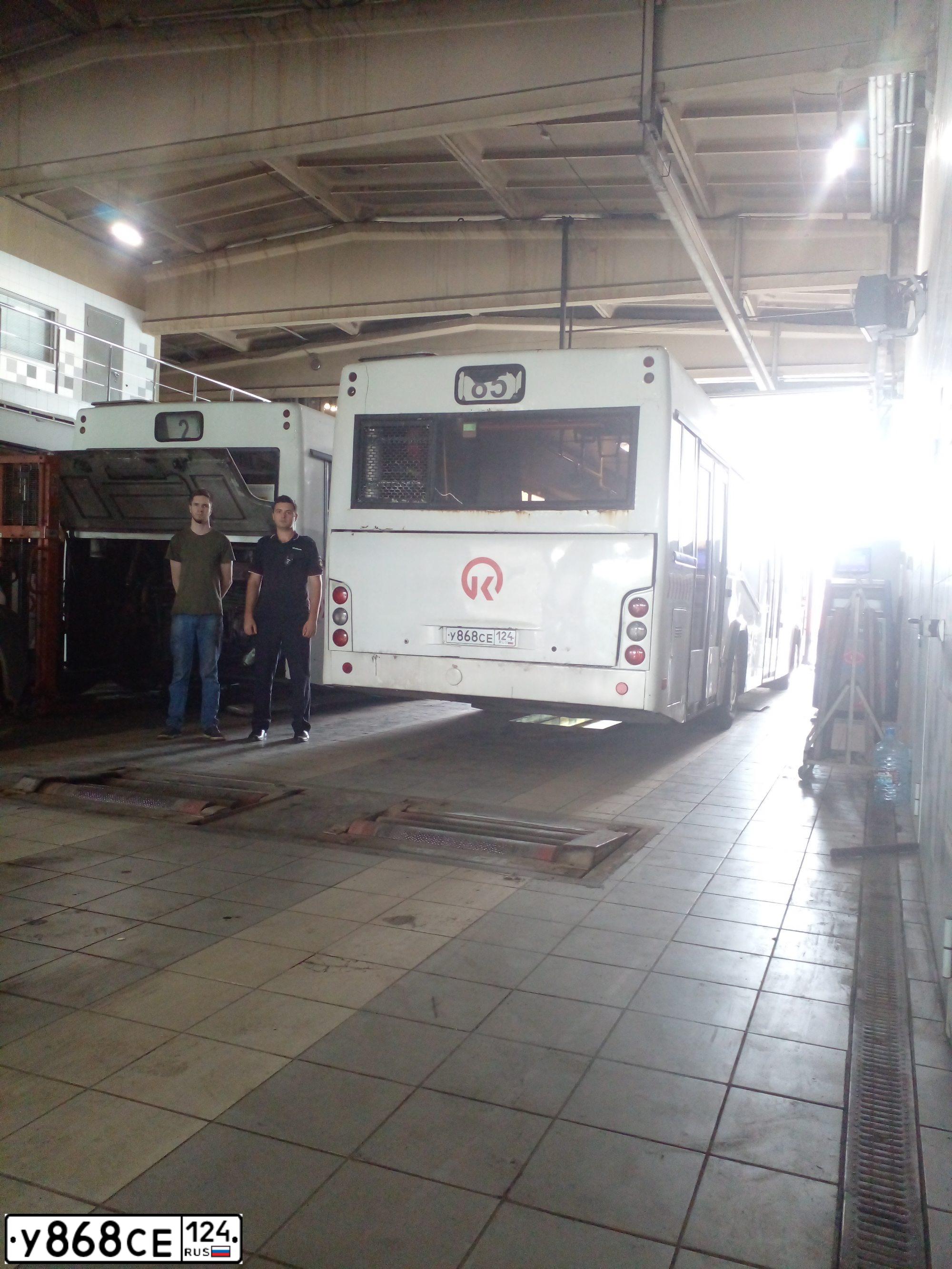 Фото автомобиля MAZ 103, 2013 — госномер У868СЕ124. Цвет: Белый