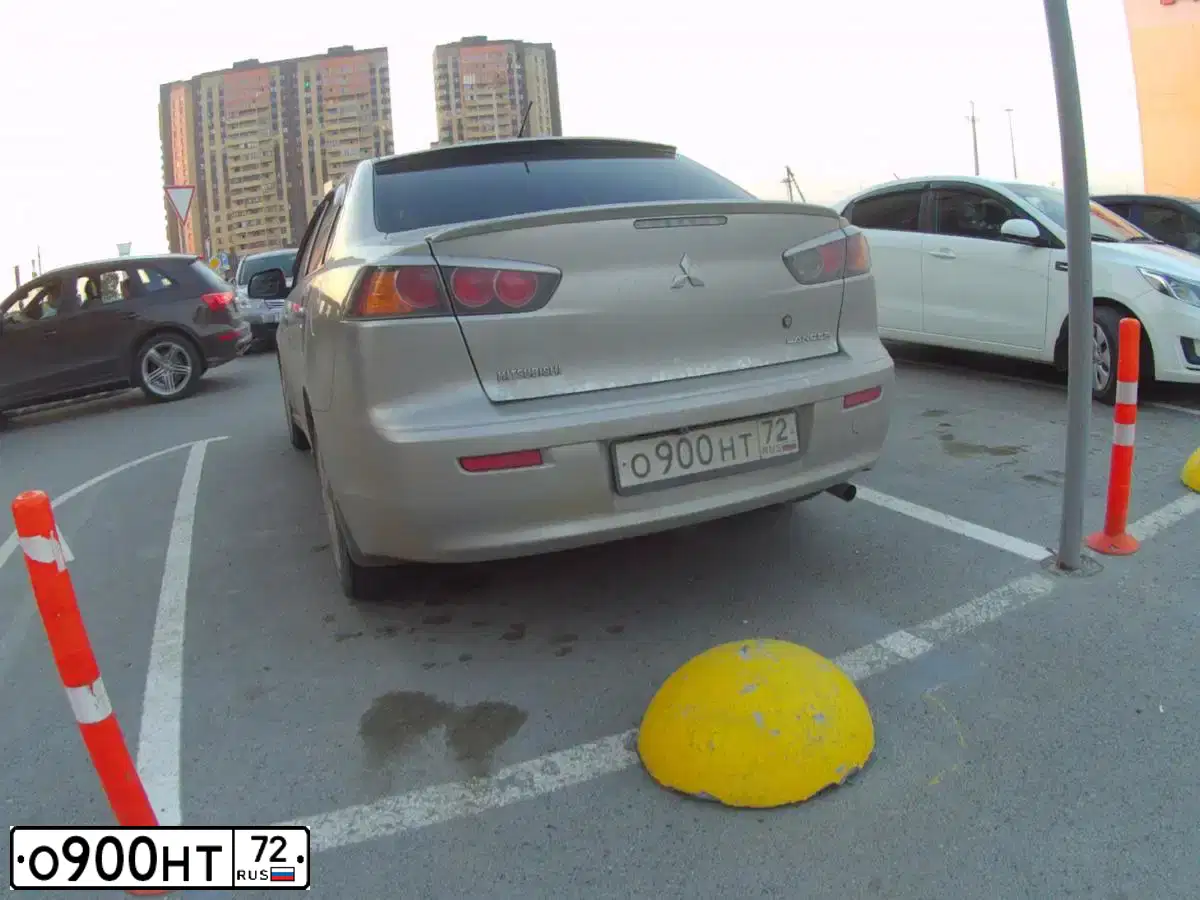 Фото автомобиля MITSUBISHI LANCER, 2012 — госномер О900НТ72. Цвет: Серебристый
