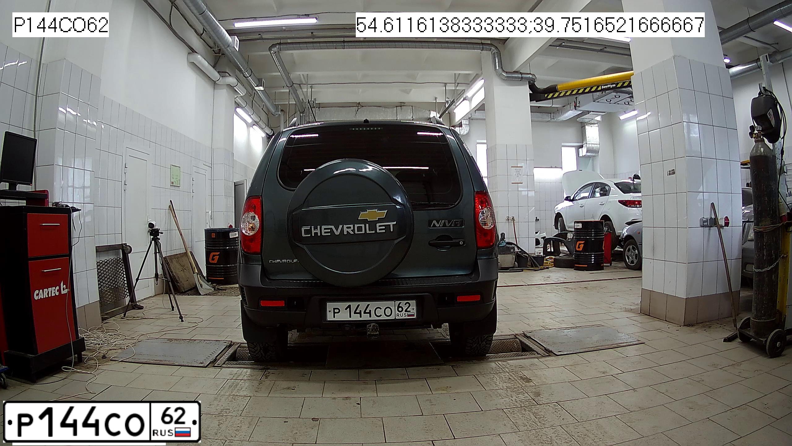 Фото автомобиля CHEVROLET NIVA, 2016 — госномер Р144СО62. Цвет: темный серо-зеленый металлик