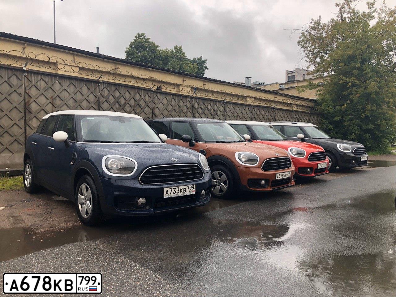 Фото автомобиля MINI MINI, 2018 — госномер А678КВ799. Цвет: Коричневый