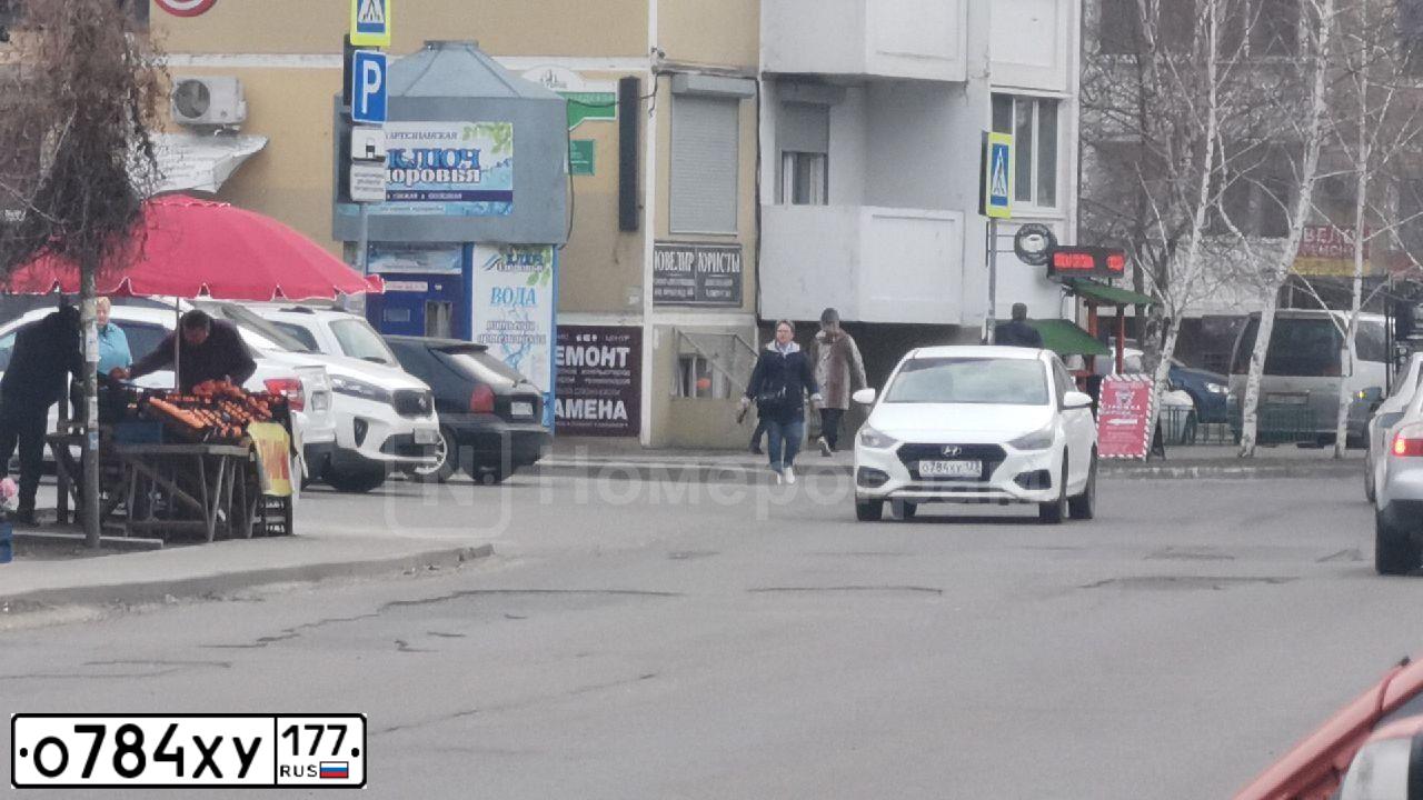 Фото автомобиля VOLKSWAGEN GOLF, 2004 — госномер В349ТЕ21. Цвет: БЕЖЕВЫЙ
