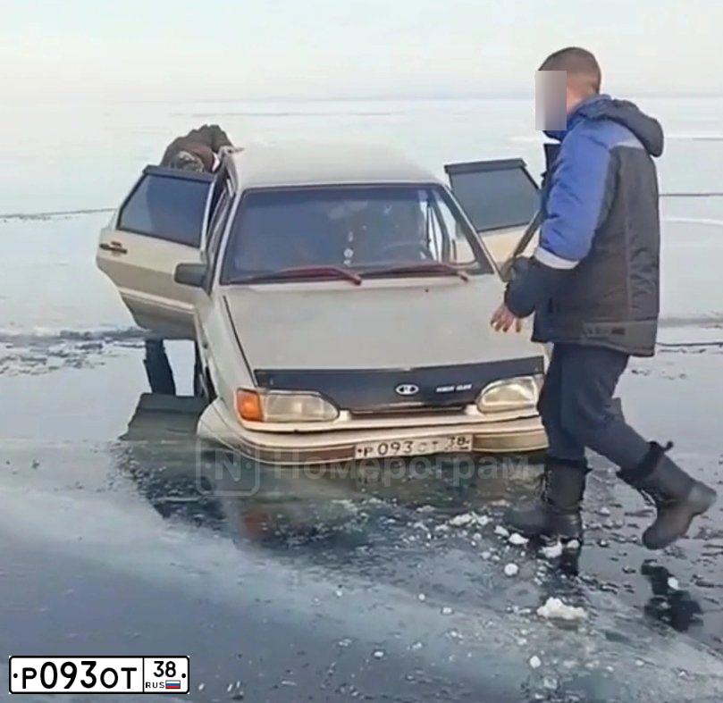 Фото автомобиля LADA 2115 SAMARA, 2002 — госномер Р093ОТ38. Цвет: ЖЕЛТО-ЗЕЛЕНЫЙ