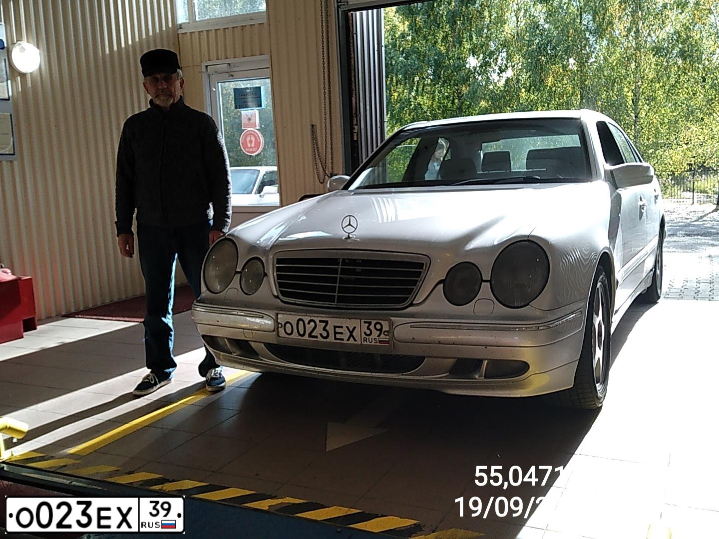 Фото автомобиля MERCEDES-BENZ E-CLASS, 2001 — госномер Т688НЕ39. Цвет: Серебристый