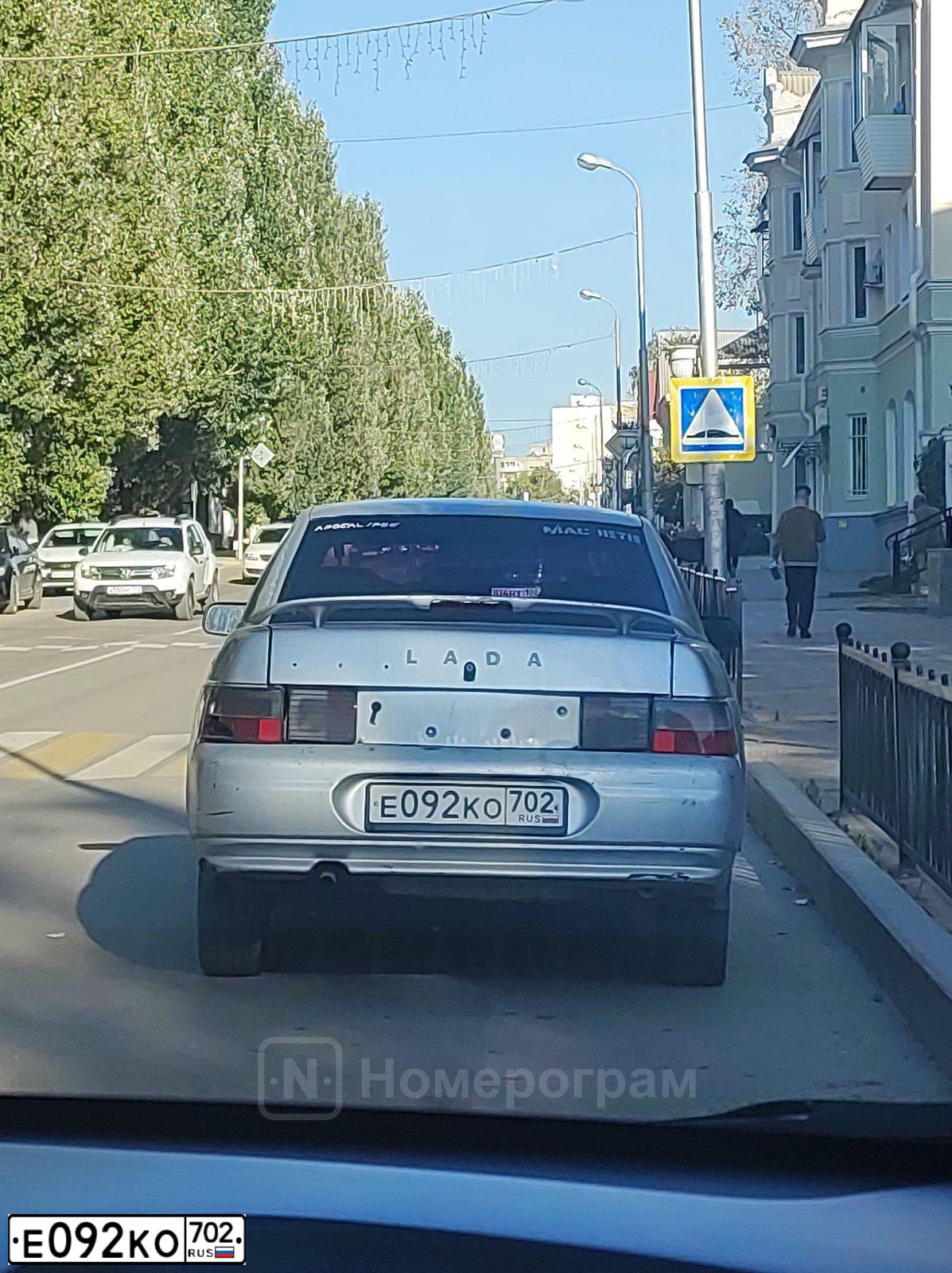 Фото автомобиля LADA 2110 LADA, 2003 — госномер Е092КО702. Цвет: Светло-Серебристый металлик