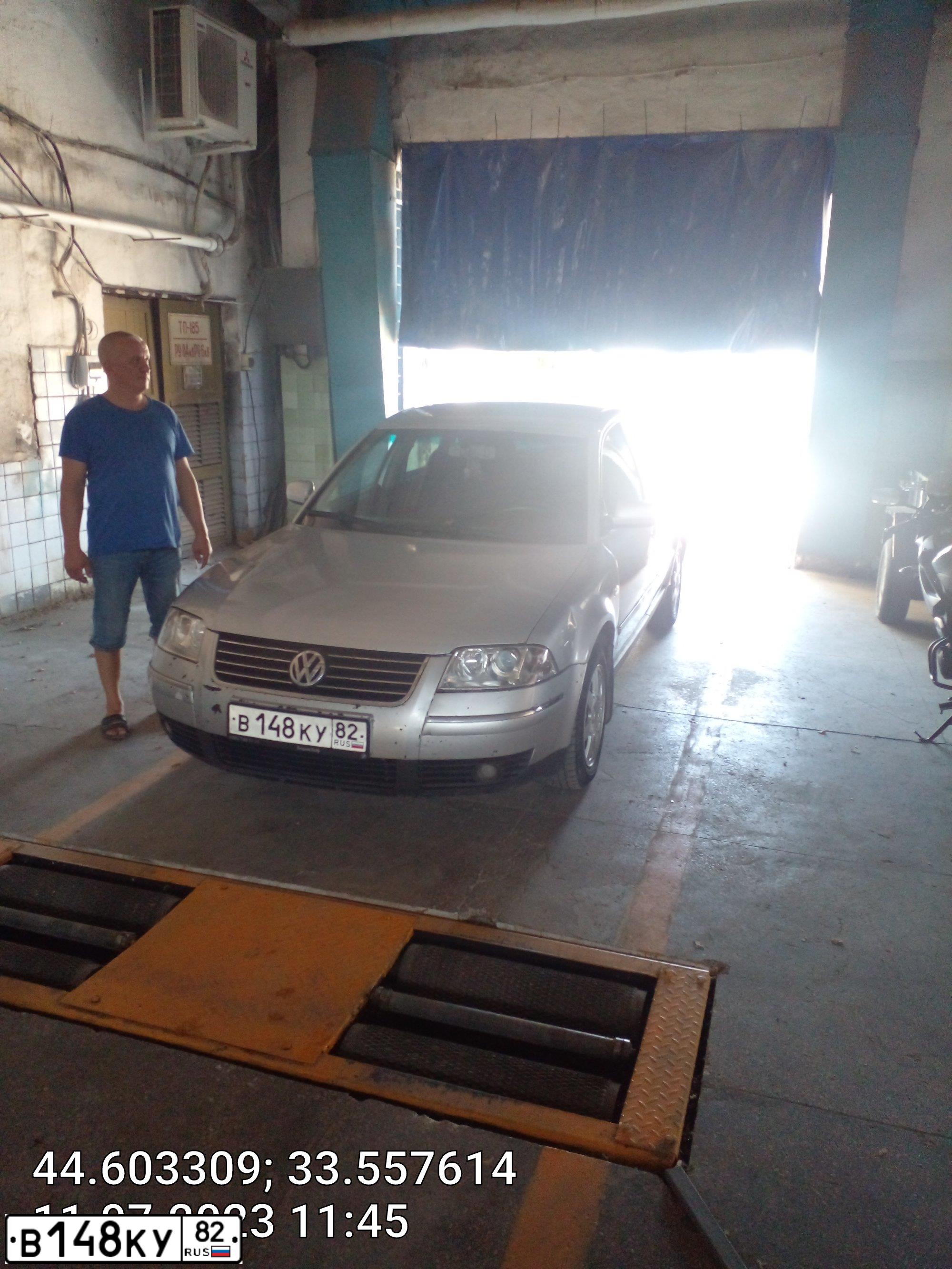 Фото автомобиля VOLKSWAGEN PASSAT, 2003 — госномер Н800УЕ82. Цвет: Серебристый